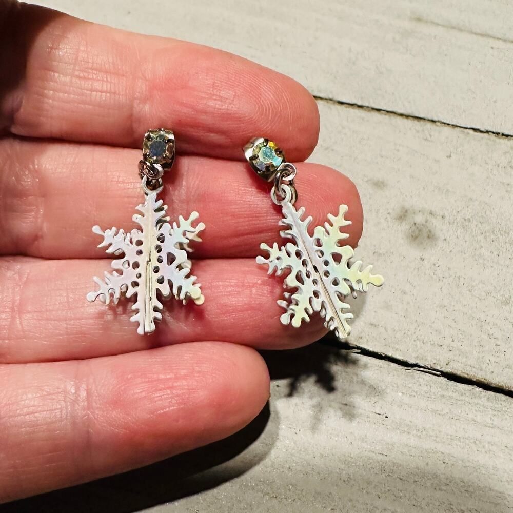 Vintage Avon Holiday Snowflake 3 Dimensional Iridescent Crystal Earrings